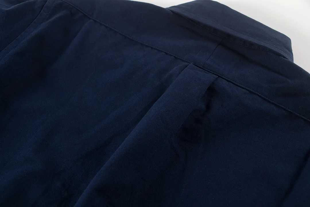 P230 Color: Navy Blue/Original Blue/Original White/Matte Pink/Khaki/Charcoal Gray Size: S M L The texture is tight and soft ✅ - Custom dyed original pearlescent white buttons with different sizes ✅ - Special shaped chiffon foil is included in the collar door tube, which is not easy to deform and pull ✅ - RL classic version of the Oxford shirt. The thick and stiff feeling brought by the Oxford cloth. Wear it alone as an outer layer. It can be worn in all seasons. It is a must-have item for the wardrobe. Start with your eyes closed.